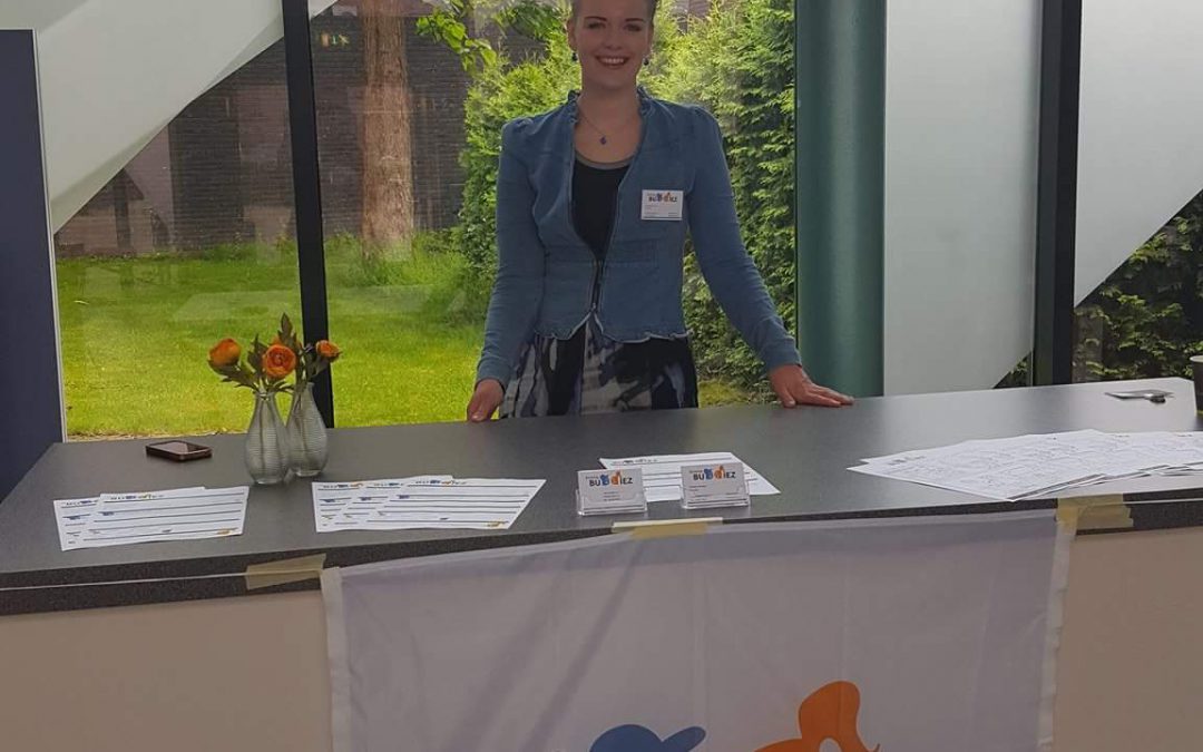 Presentatie Stichting Buddiez bij Wijkracht podium